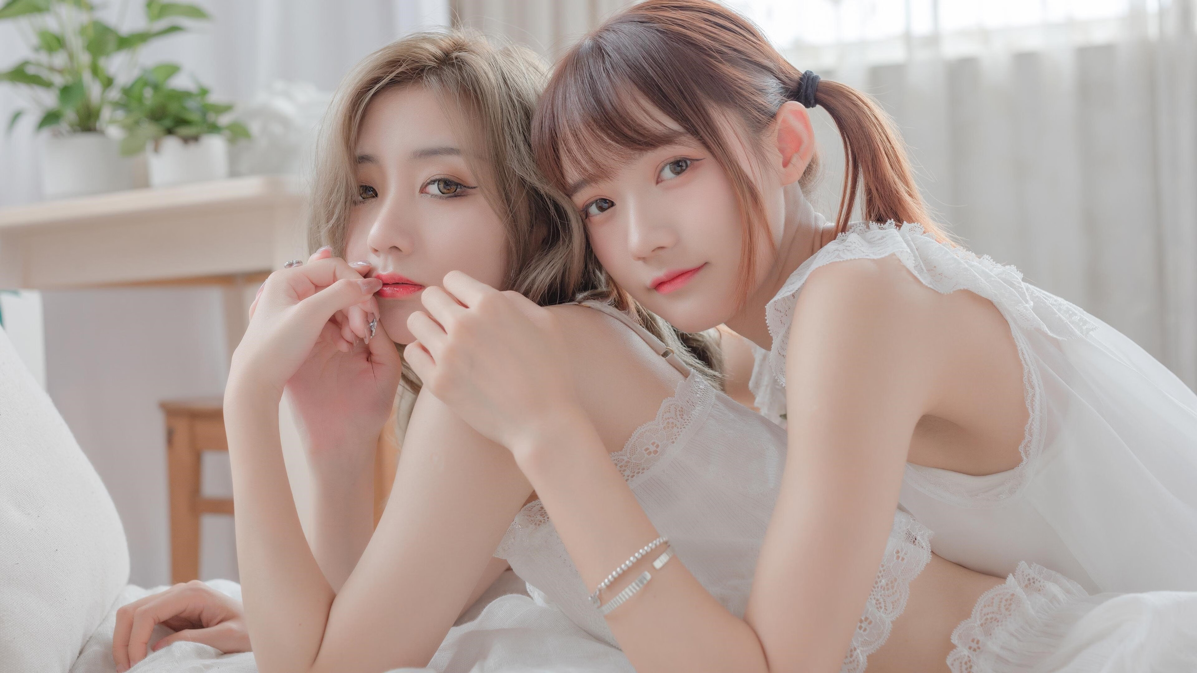 体育赛事更新：女足比拼中体现的团队精神！，女足拼搏