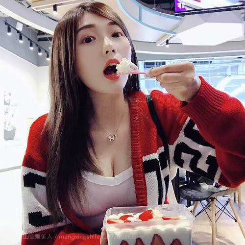 拜仁中场站位流动性强，持续拉扯防线，拜仁 中场