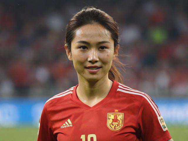 B体育平台_ 中国女足队长王珊珊领导力对球队凝聚力的影响，中国女足队员王珊珊