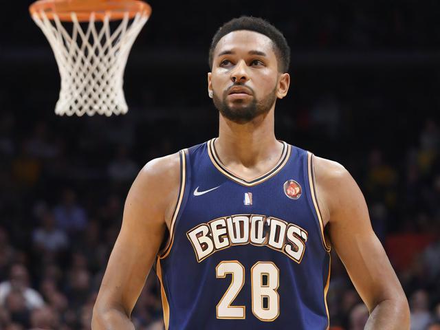 B体育官网_灰熊亚当斯关键篮板，逆转开拓者，2020nba灰熊