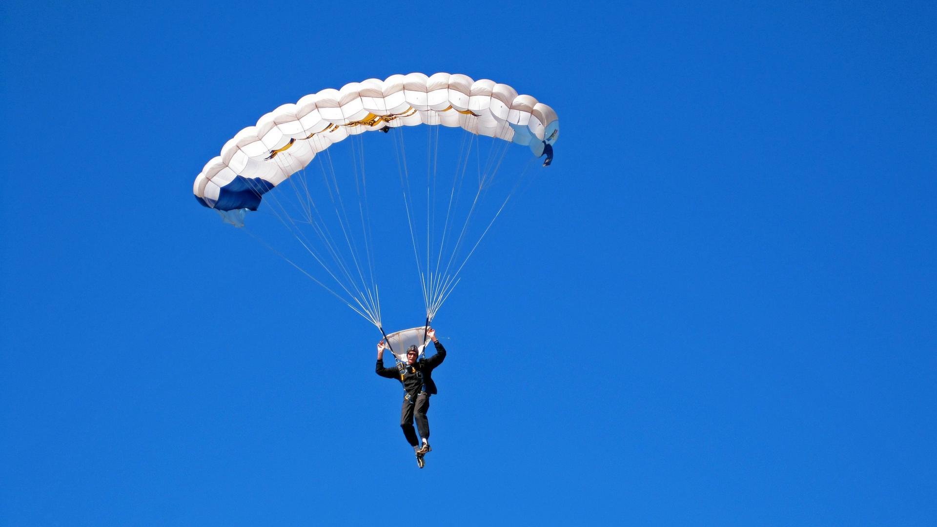 “勇士王炸弹”！库里单场投中13个远距离三分，震撼全场，勇士库里57分